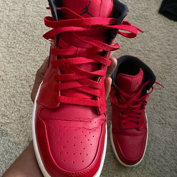 Jordan 1 mid Red/black patent No box‼️ used, I’ve had them since 2015. - Picture 3 of 11